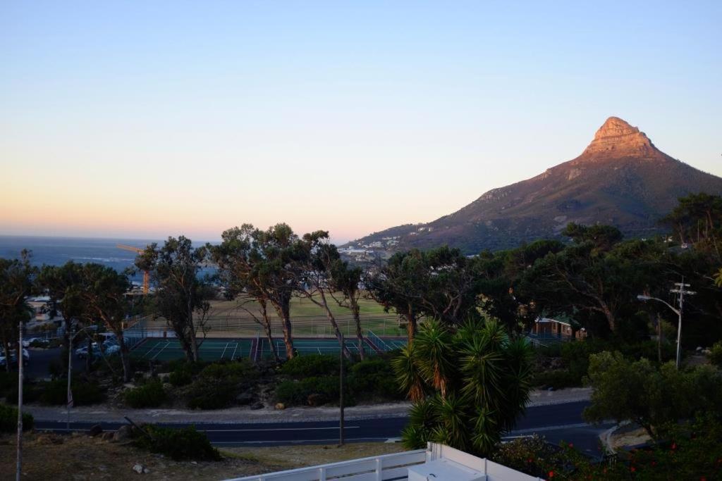 Апартаменти Camps Bay Loft With Stunning Mountain And Ocean Views Кейптаун Екстер'єр фото